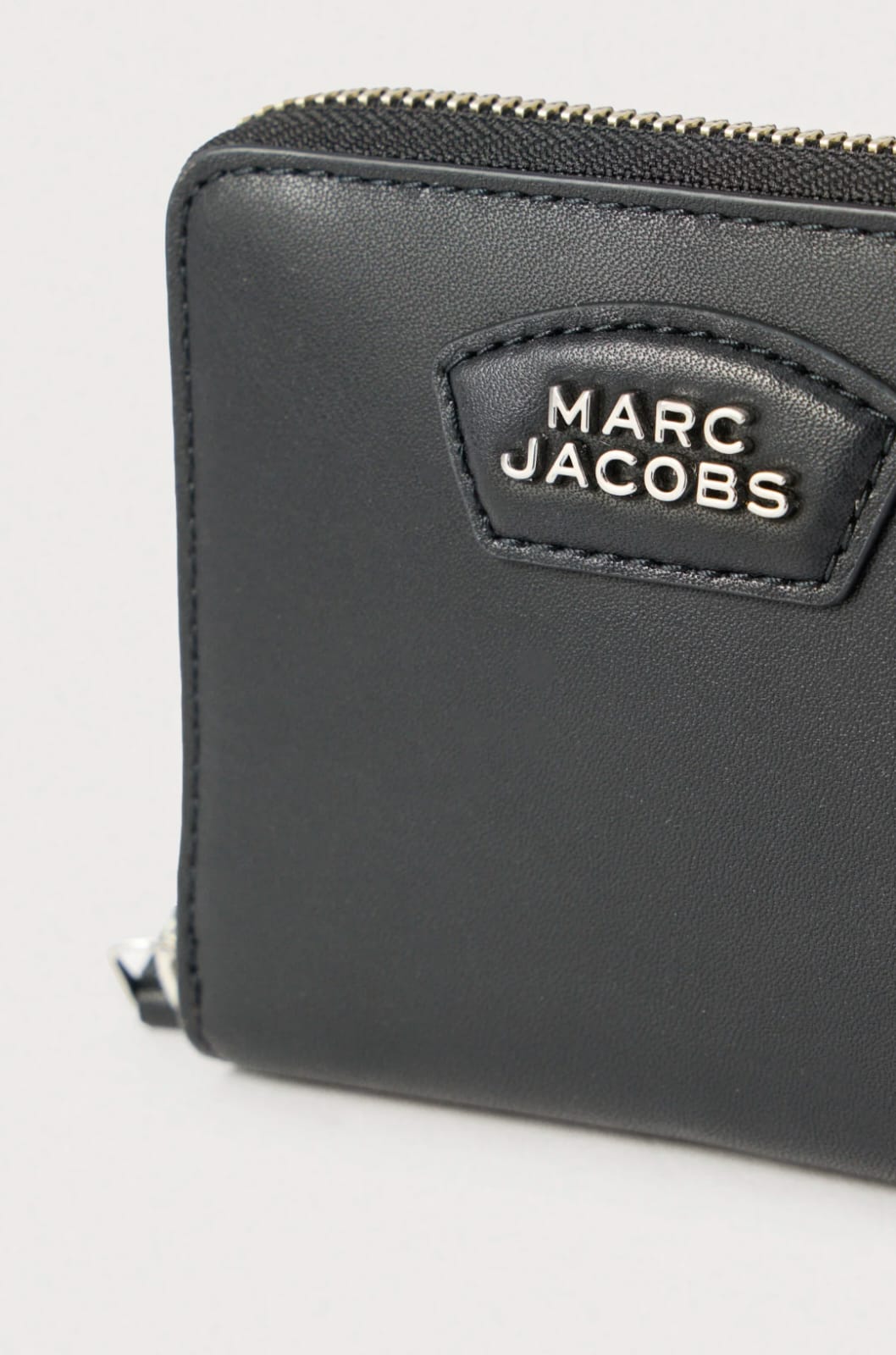 Billetera Marc Jacobs The Mini Zip Around Negro - frente