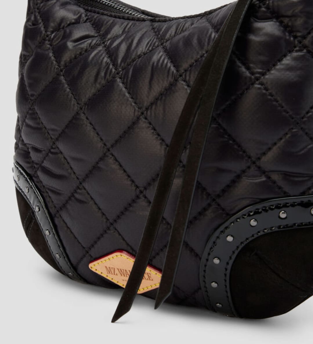 Bolsa Hobo MZ Wallace detalle logo y tachuelas